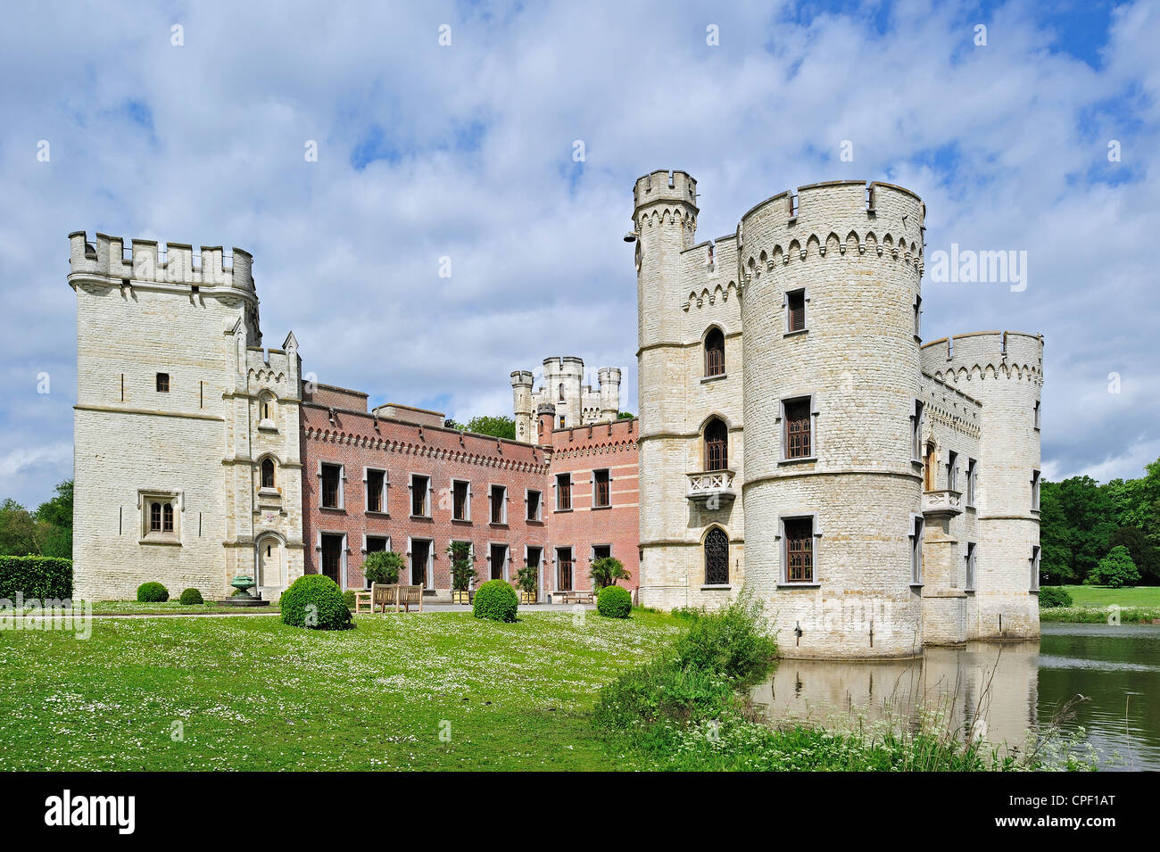 Bouchout Schloss im neugotischen Stil umgeben von Wassergraben im Botanischen Garten von Belgien bei Meise Stockfoto