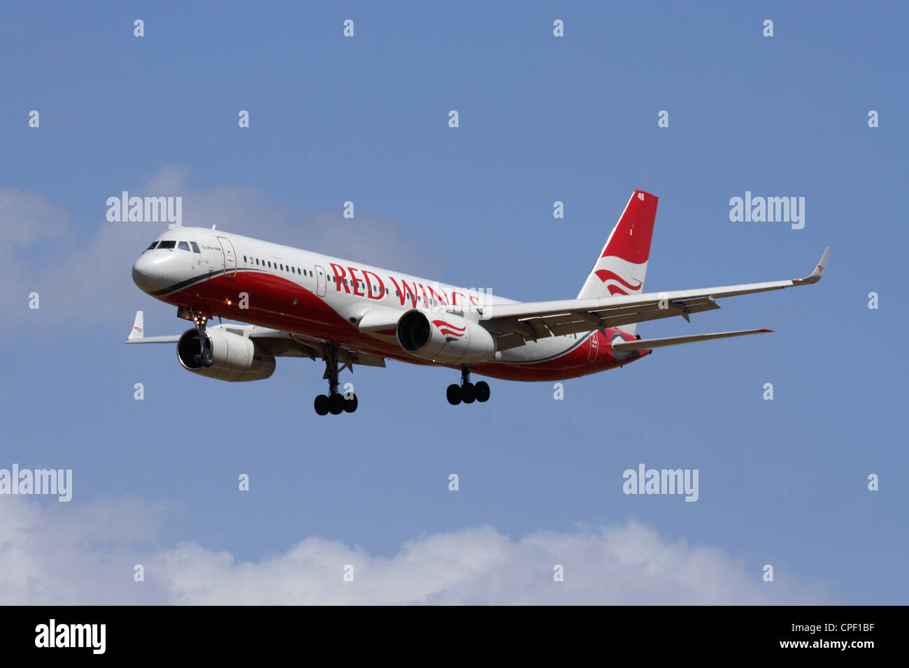 Red Wings Tupolew Tu-204 Jet Passagierflugzeug auf Ansatz Stockfoto