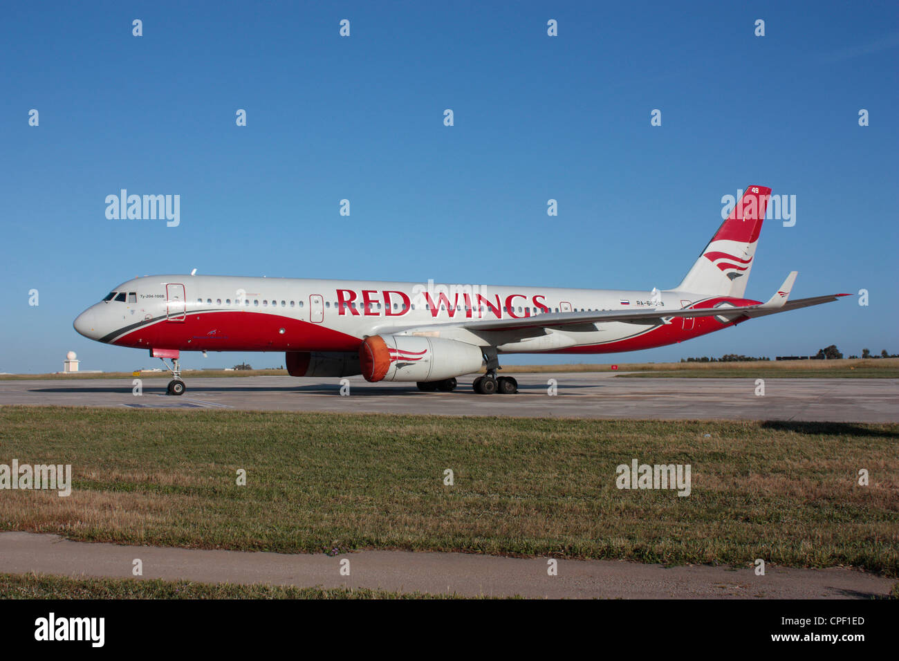 Red Wings Tupolev Tu-204 Passenger Jet plane in Malta geparkt, während auf einem Charterflug Stockfoto