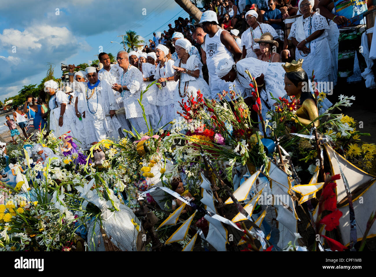 Candomblé-Anhänger tanzen und singen während der rituellen Prozession zu Ehren Yemanjá in Amoreiras, Bahia, Brasilien. Stockfoto