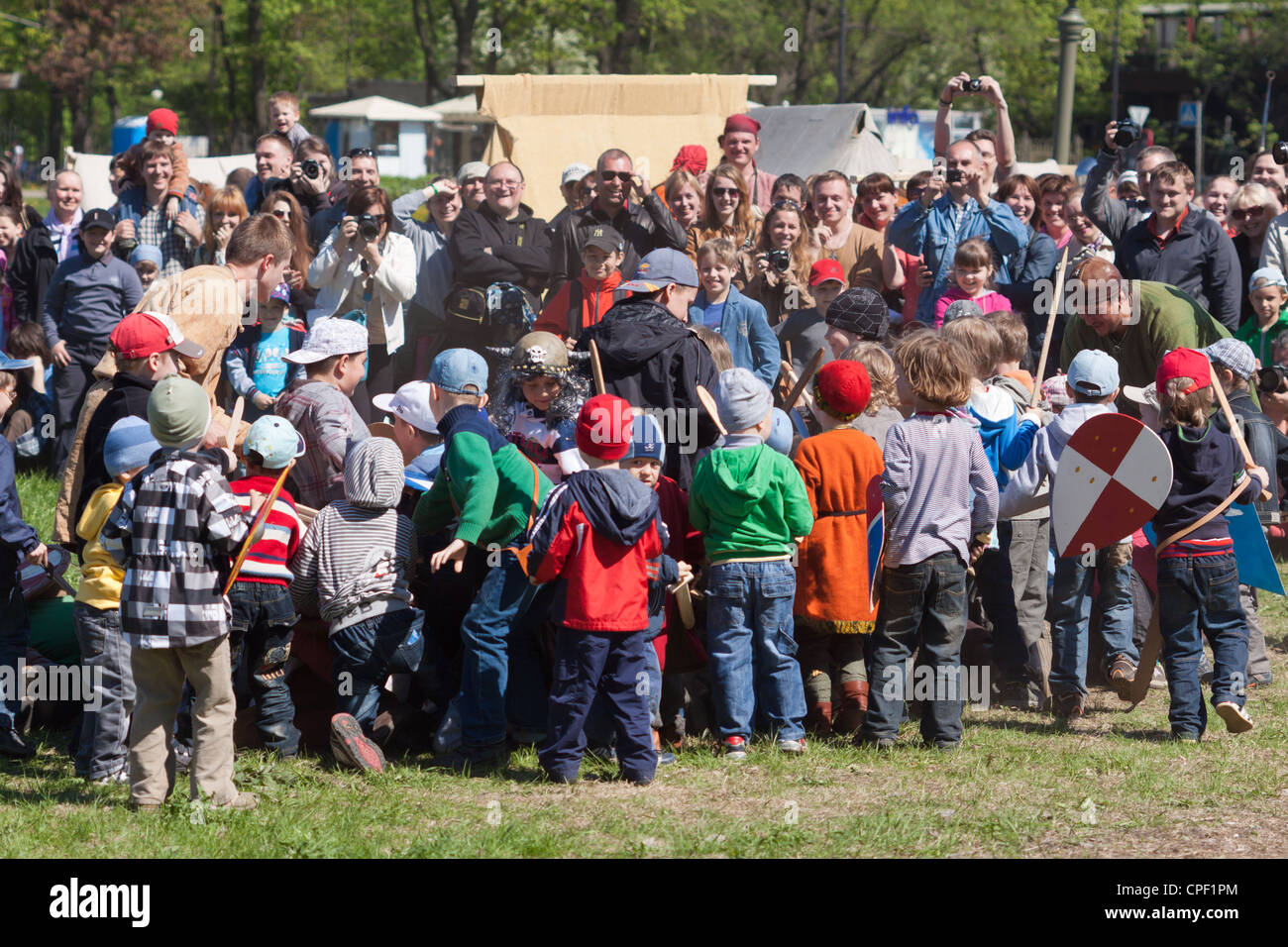 Kinder spielen in der Wikinger Stockfoto