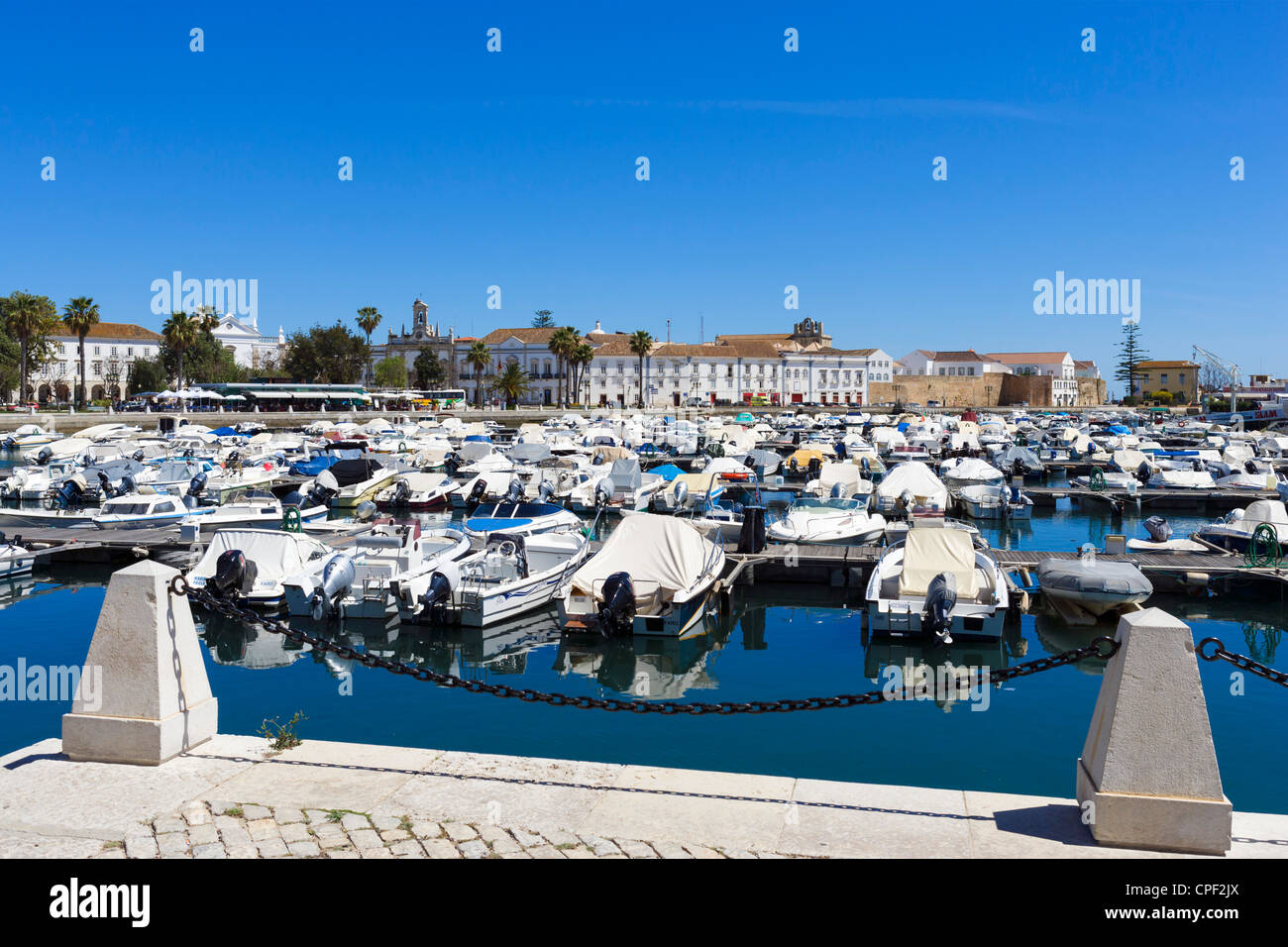 Marina mit Blick auf die Altstadt (Cidade Velha oder Vila Adentro), Faro, Algarve, Portugal Stockfoto