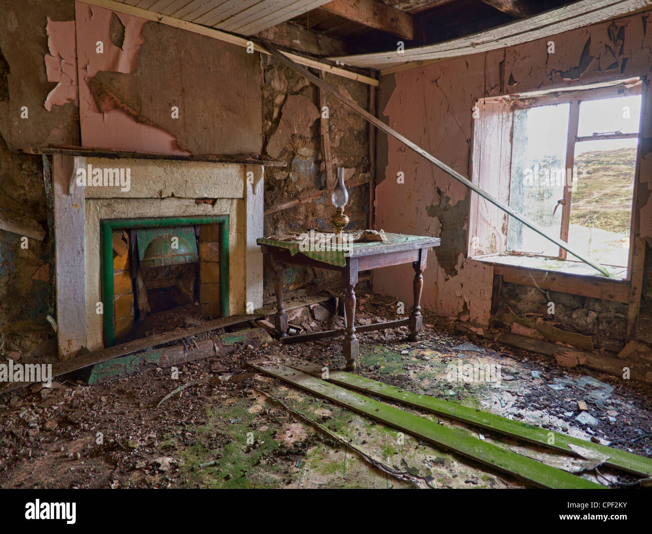 Innere des verlassenen Croft House, Isle of Lewis, Schottland Stockfoto