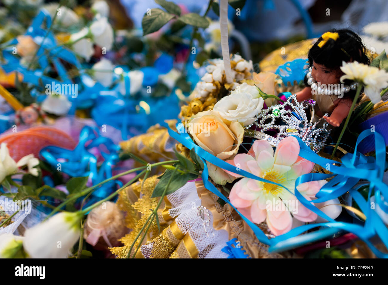 Ein Korb mit Blumen als Geschenk anlässlich des Yemanjá, der Göttin des Meeres, in Salvador, Brasilien angeboten. Stockfoto
