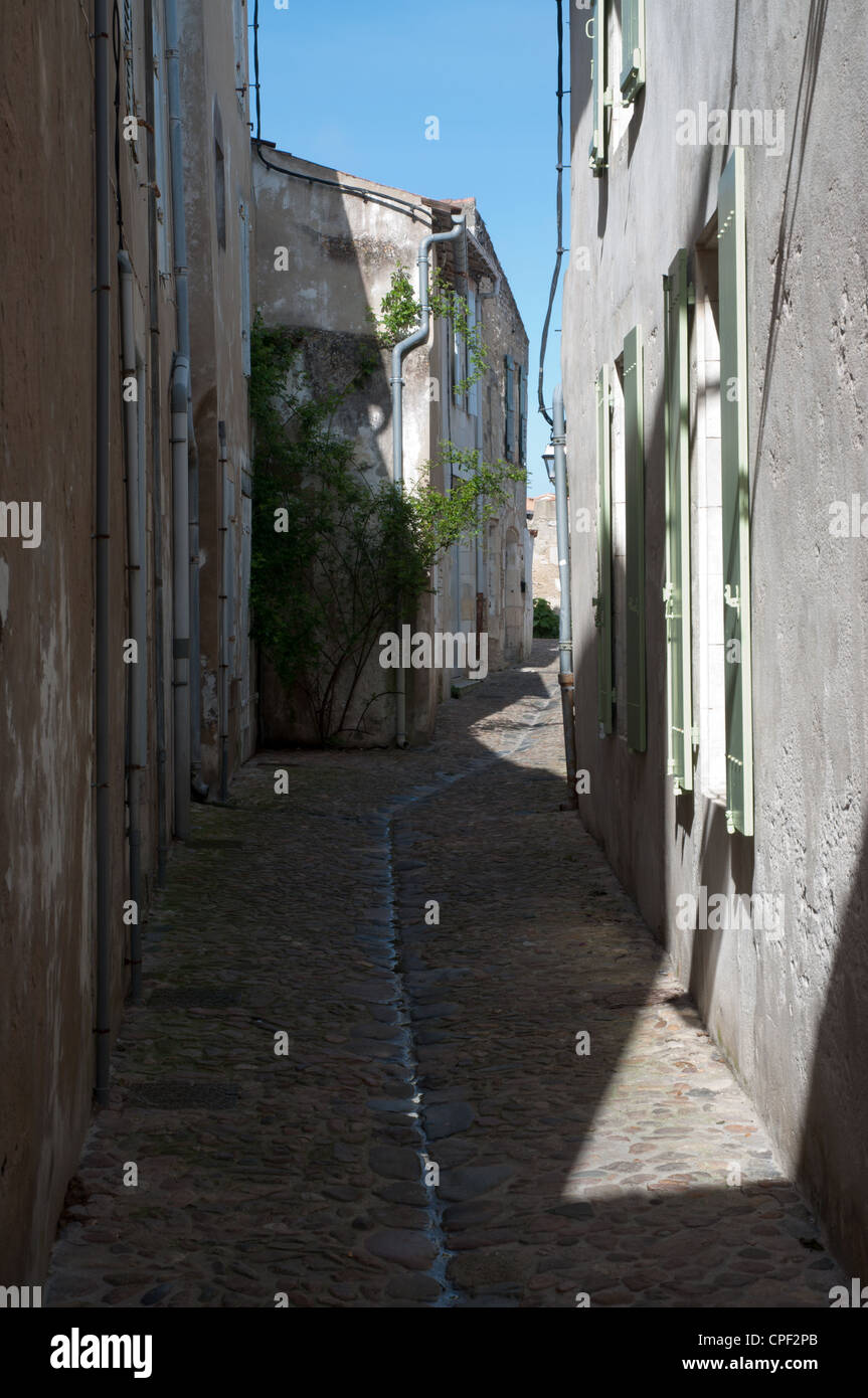 Saint Martin de Re Frankreich, Straßenszene, sonnigen Tag, Schatten, blauer Himmel Stockfoto