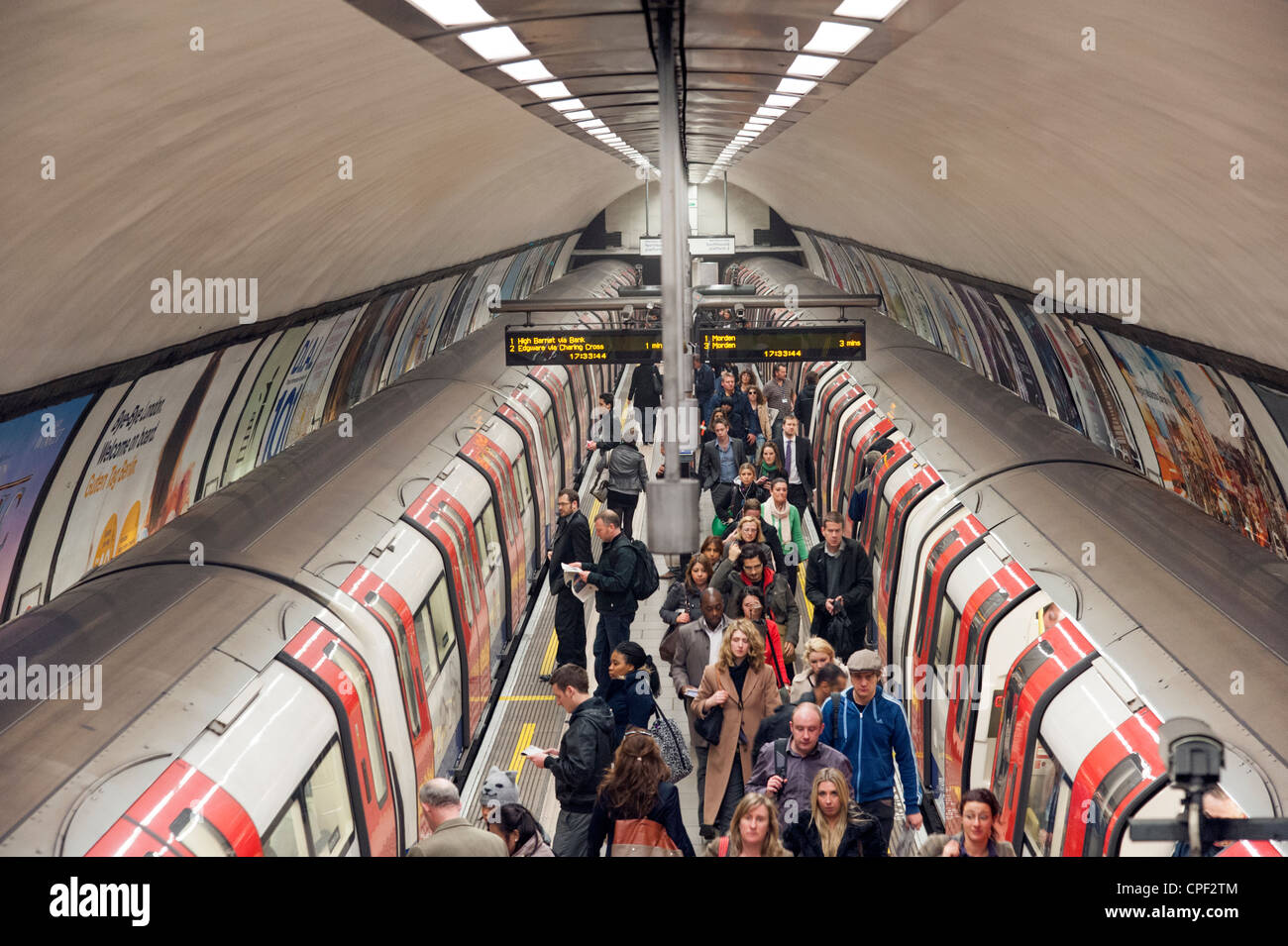 Rush Hour in Clapham Common u-Bahnstation, London, England, UK Stockfoto