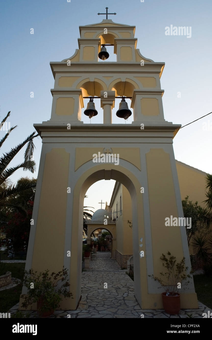 Glockenturm, St.-Nikolaus-Kirche, Dorfplatz, Sidari, Korfu, Ionische Inseln, Griechenland Stockfoto
