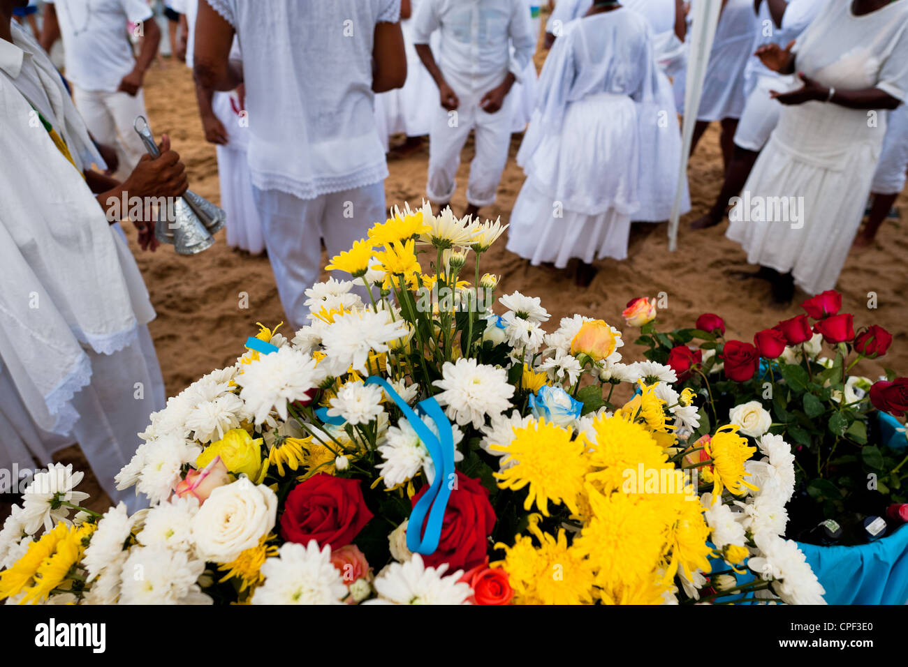 Candomble Anbeter Tanz am Strand während des Festivals zu Ehren Yemanjá in Salvador, Bahia, Brasilien. Stockfoto