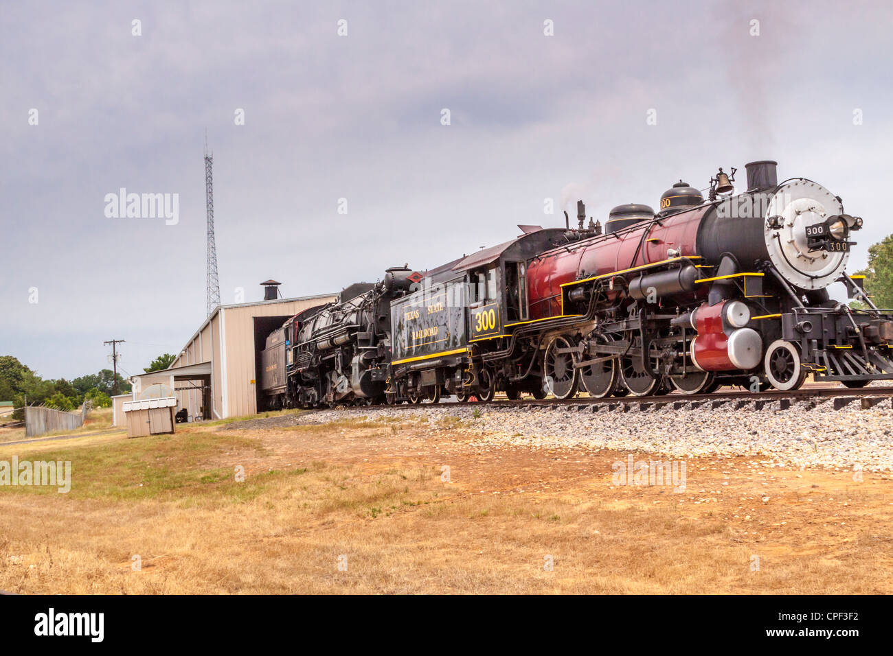 1917 Baldwin Dampflokomotive 300 schiebt größere 1927 'T&P' 610 Triebwerk in den Wartungsschuppen der 'Texas State Railroad', Palästina, Texas. Stockfoto