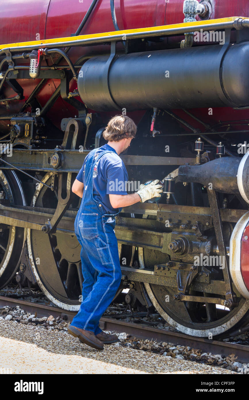 Besatzung nimmt Wasser und macht einige Wartungsarbeiten an 1917 Baldwin 'Pershing' Dampflokomotive 2-8-0 Konsolidierung Lokomotive 300, Palästina, Texas. Stockfoto