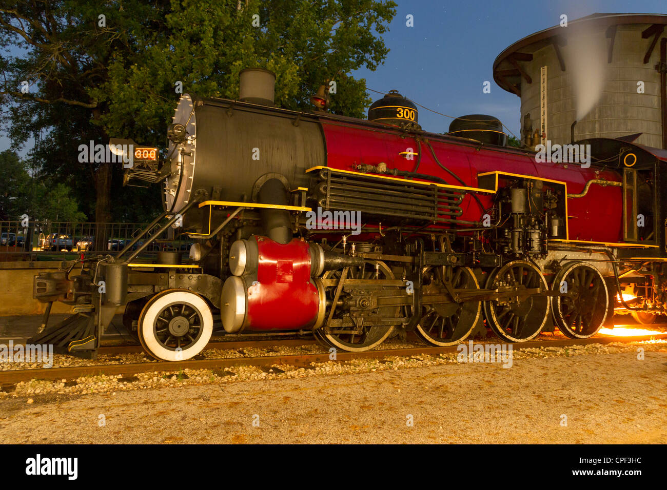 Nachtaufnahme mit 1917 Baldwin 'Pershing' Dampflokomotive 300 im Rusk Depot der 'Texas State Railroad', Rusk, Texas. Stockfoto