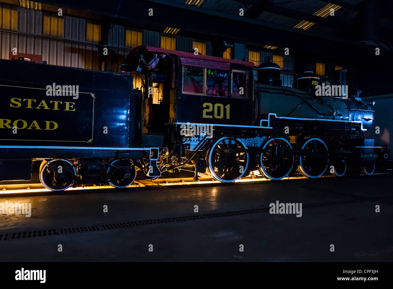 Nachtfotoshooting mit 1901 A. L. Cooke 'Ten Wheeler' 201 Dampflokomotive im Wartungsgeschäft bei 'Texas State Railroad', Rusk, Texas. Stockfoto