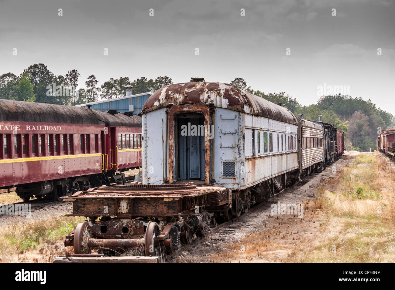 Oldtimer-Eisenbahnwaggons auf dem Wartungspark Rusk der 'Texas State Railroad' in Rusk, Texas. Stockfoto