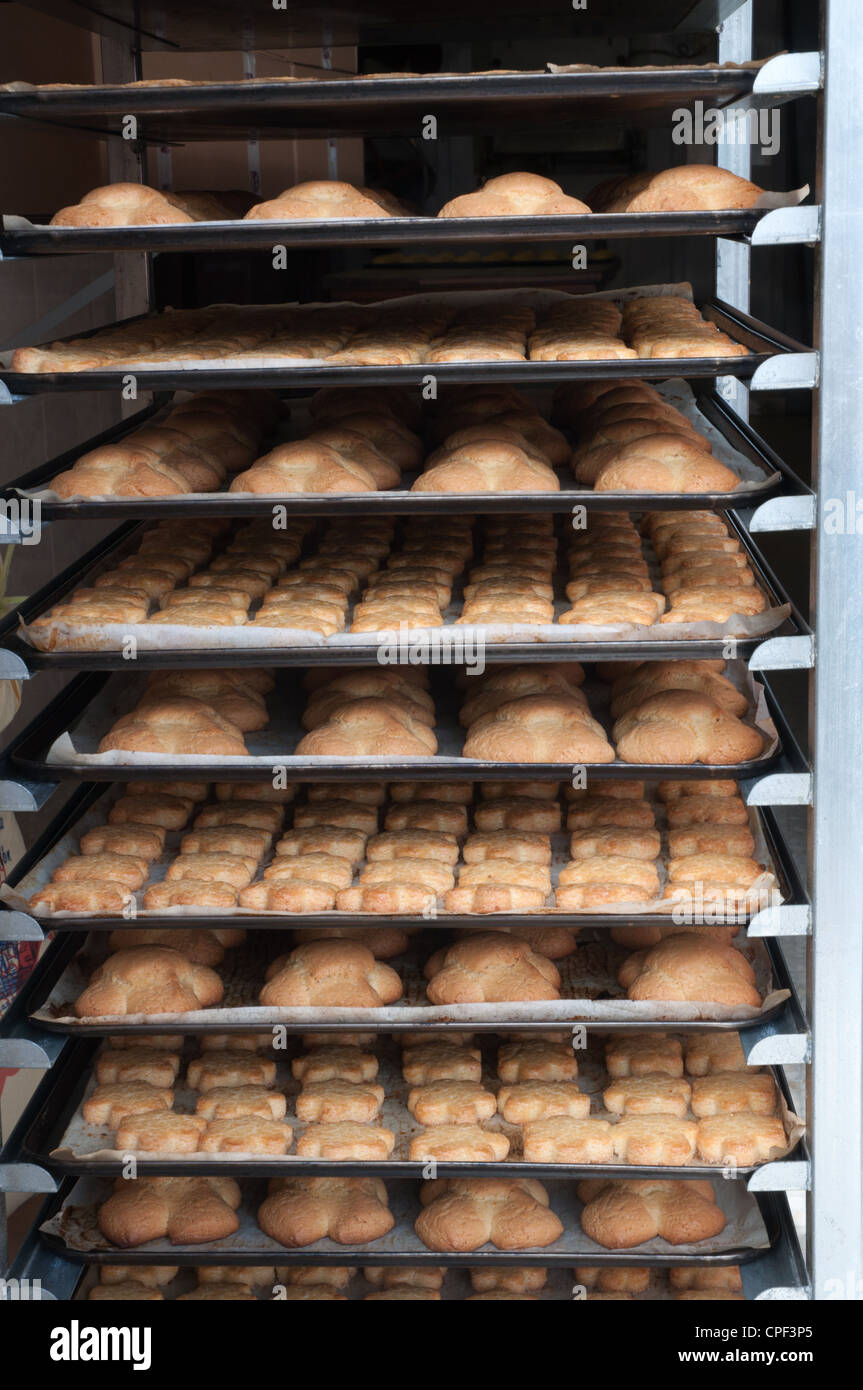 Brot, frisch gebackene Kühlung auf Tabletts Stockfoto