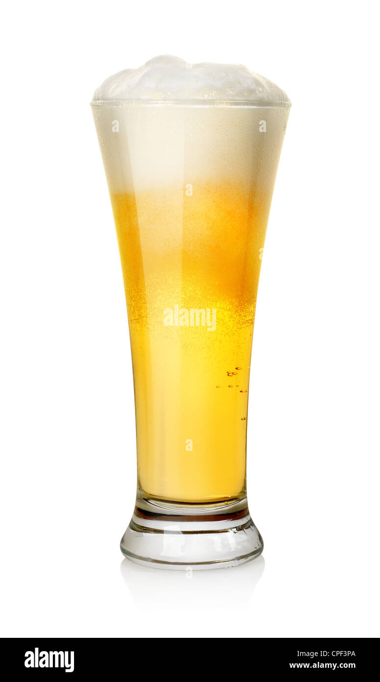 Glas Bier isoliert auf einem weißen Hintergrund. Clipping-Pfad Stockfoto