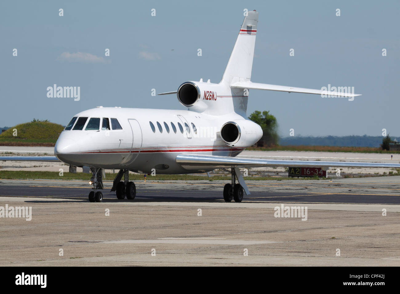 Ein Dassault Falcon 50 Jet sitzt wartet auf Fahrgäste. Stockfoto