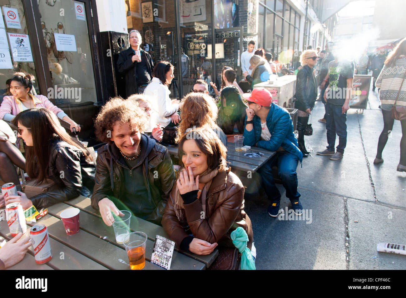 Jugendliche trinken in Brick Lane, London, England, UK Stockfoto