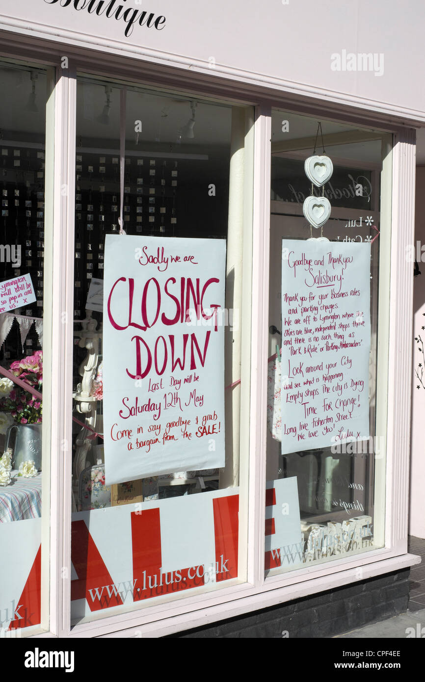 Shop-Schließung Bekanntmachung im Schaufenster Stockfoto