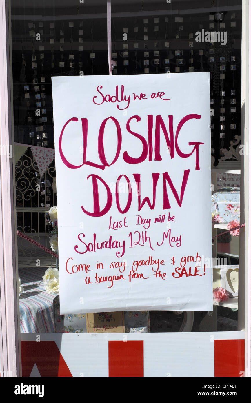 Shop-Schließung Bekanntmachung im Schaufenster Stockfoto