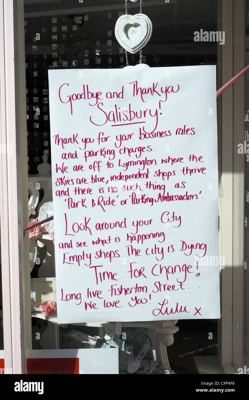 Shop-Schließung Bekanntmachung im Schaufenster Stockfoto