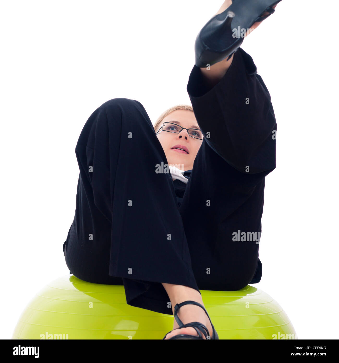 Geschäftsfrau aus grün Gymnastikball, isoliert auf weißem Hintergrund herunterfallen. Stockfoto