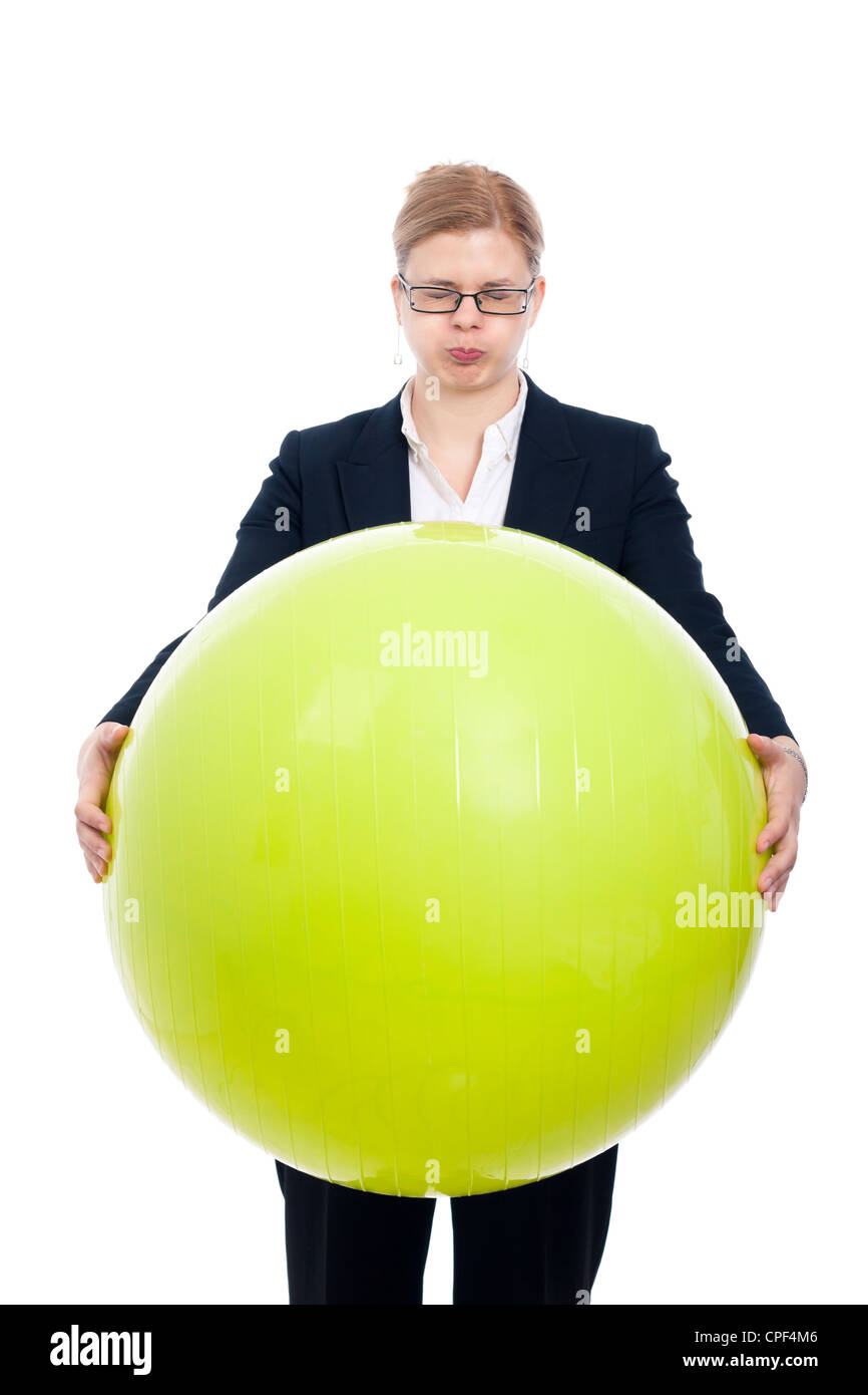 Lustige aufgeblähten Geschäftsfrau hält grün Gymnastikball, isoliert auf weißem Hintergrund. Stockfoto