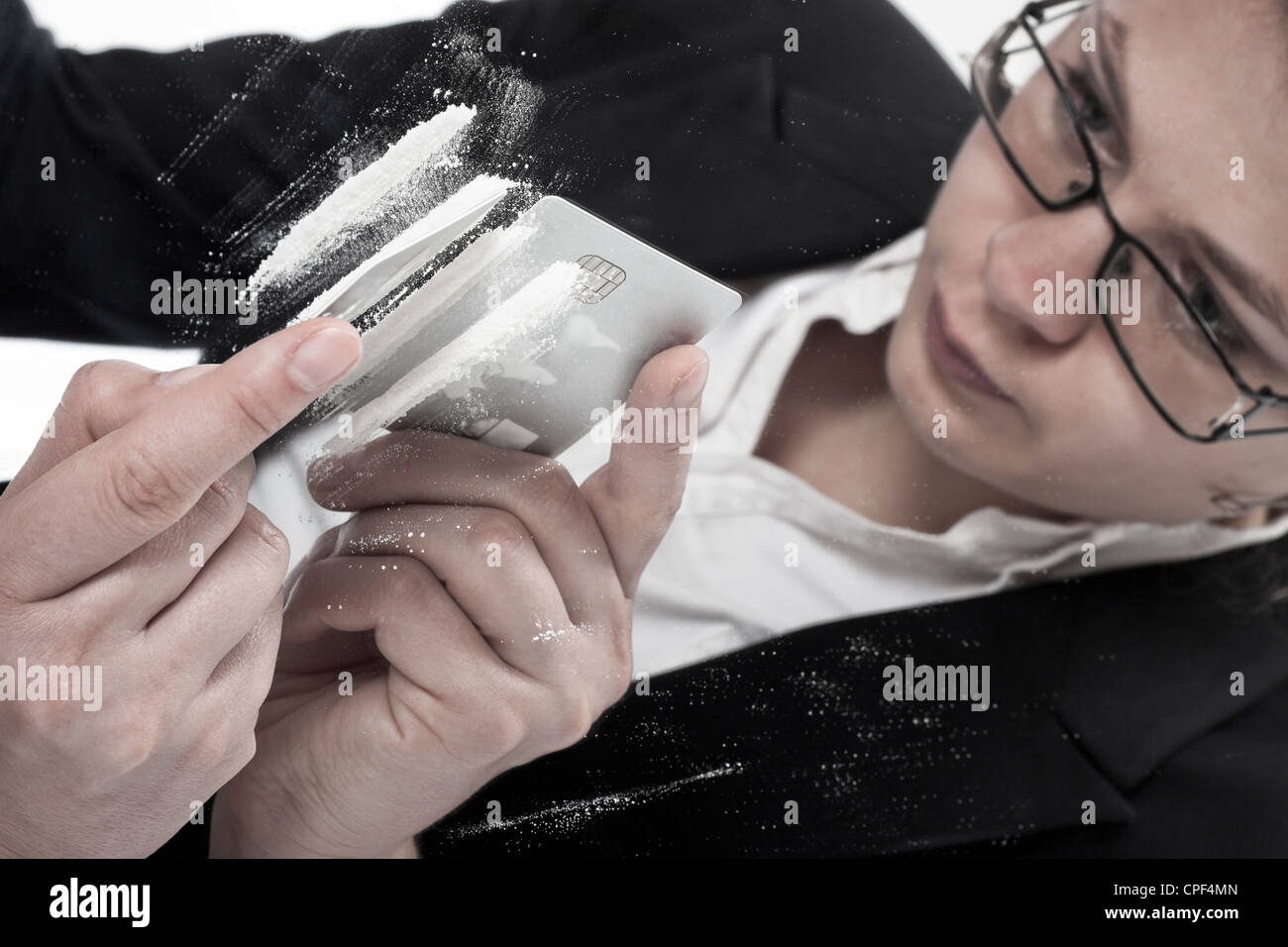 Droge süchtig Geschäftsfrau in Vorbereitung Linien Kokain Spiegel reflektiert. Stockfoto