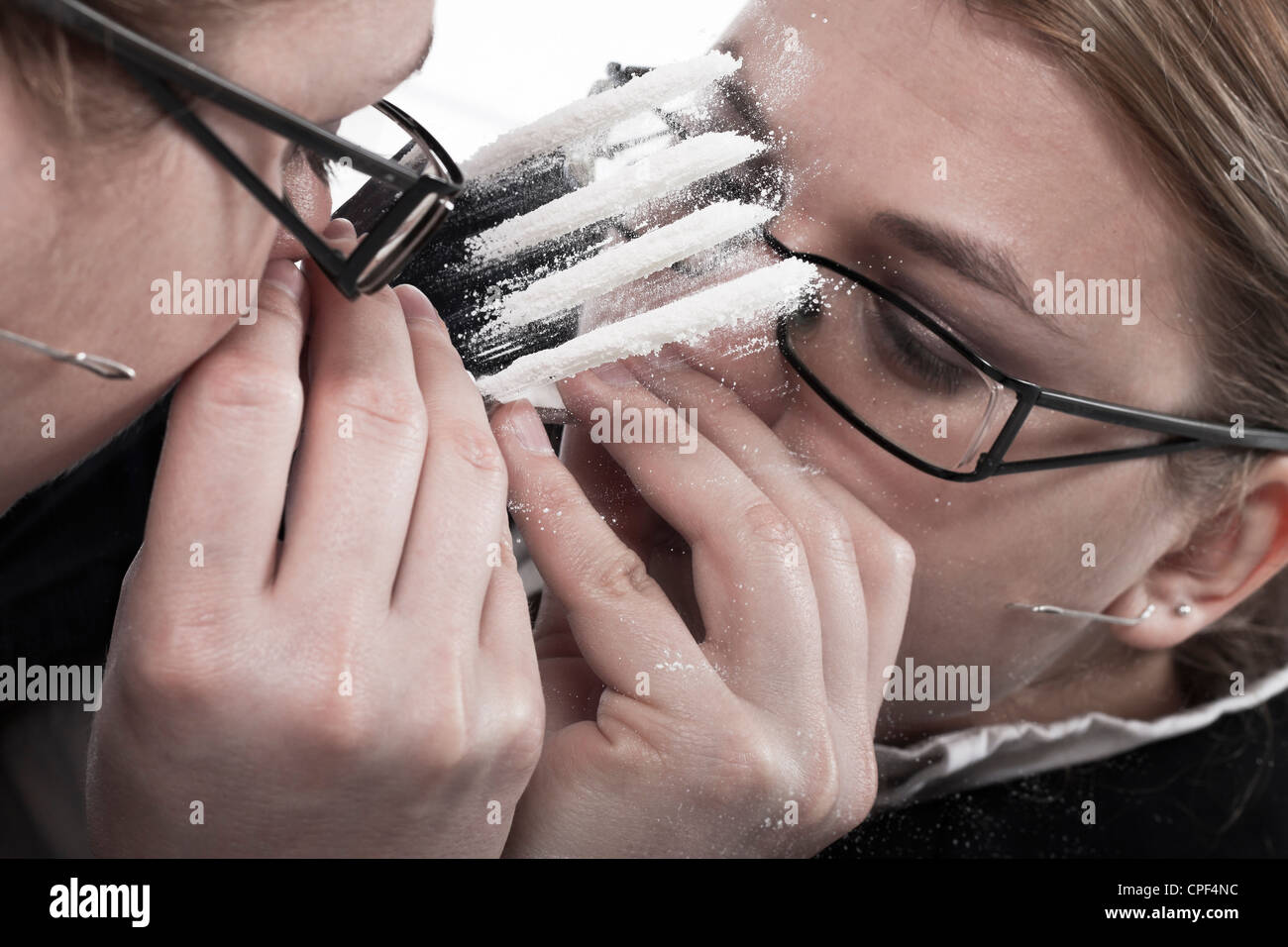 Droge süchtig Geschäftsfrau reflektiert in Spiegel Linie von Kokain zu Schnupfen. Stockfoto