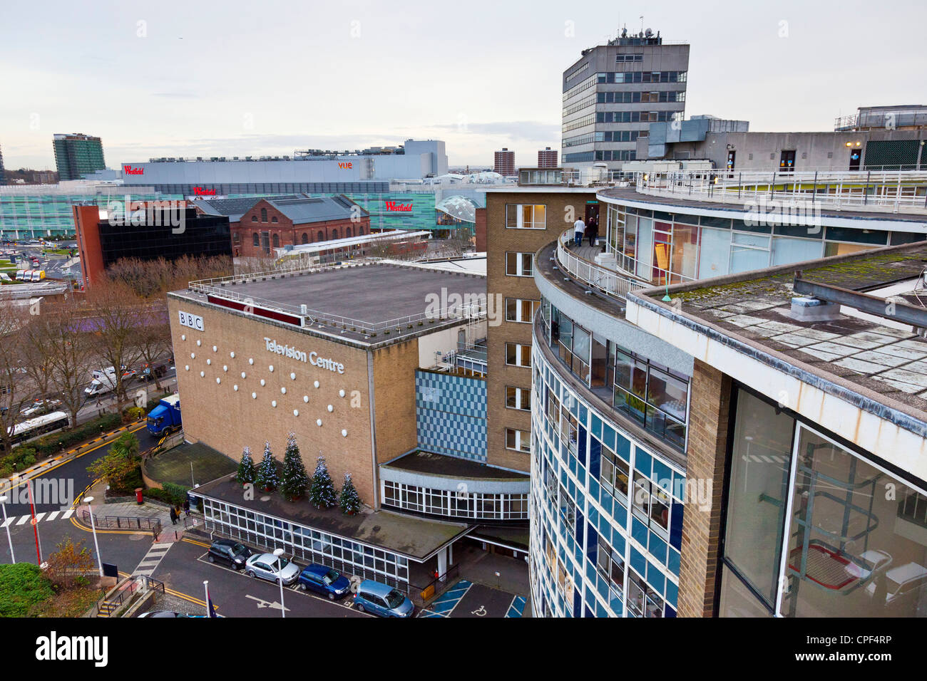 BBC Television Centre, Shepherds Bush, White City, London, schaut auf Studio TC1 mit Westfield Shopping jenseits. JMH6015 Stockfoto