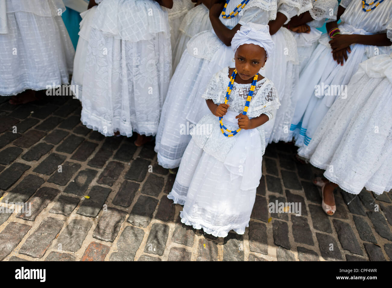 Ein junges Mädchen in Baiana gesehen während der rituellen Zeremonie zu Ehren Yemanjá, der Candomblé-Göttin des Meeres, in Cachoeira, Brasilien. Stockfoto