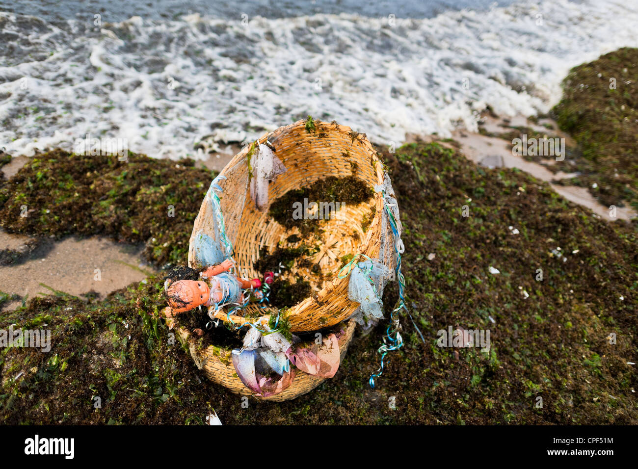Ein Korb mit Opfergaben liegt an der Küste bei der Feier der Yemanjá, der Göttin des Meeres, in Salvador, Brasilien. Stockfoto