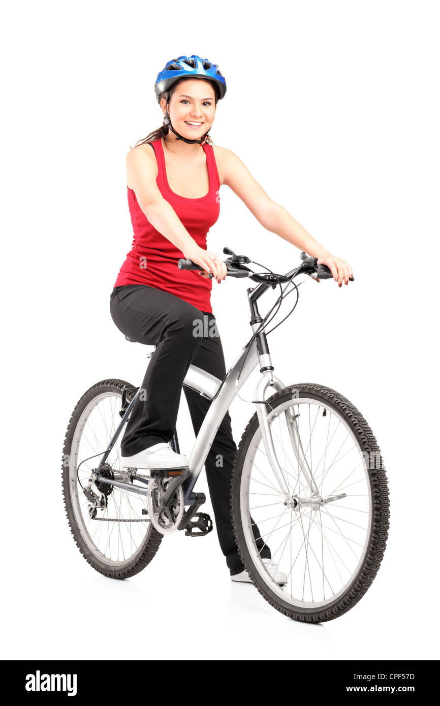 Weibliche Radfahrer mit Helm posiert neben einem Fahrrad auf weißen Hintergrund isoliert Stockfoto