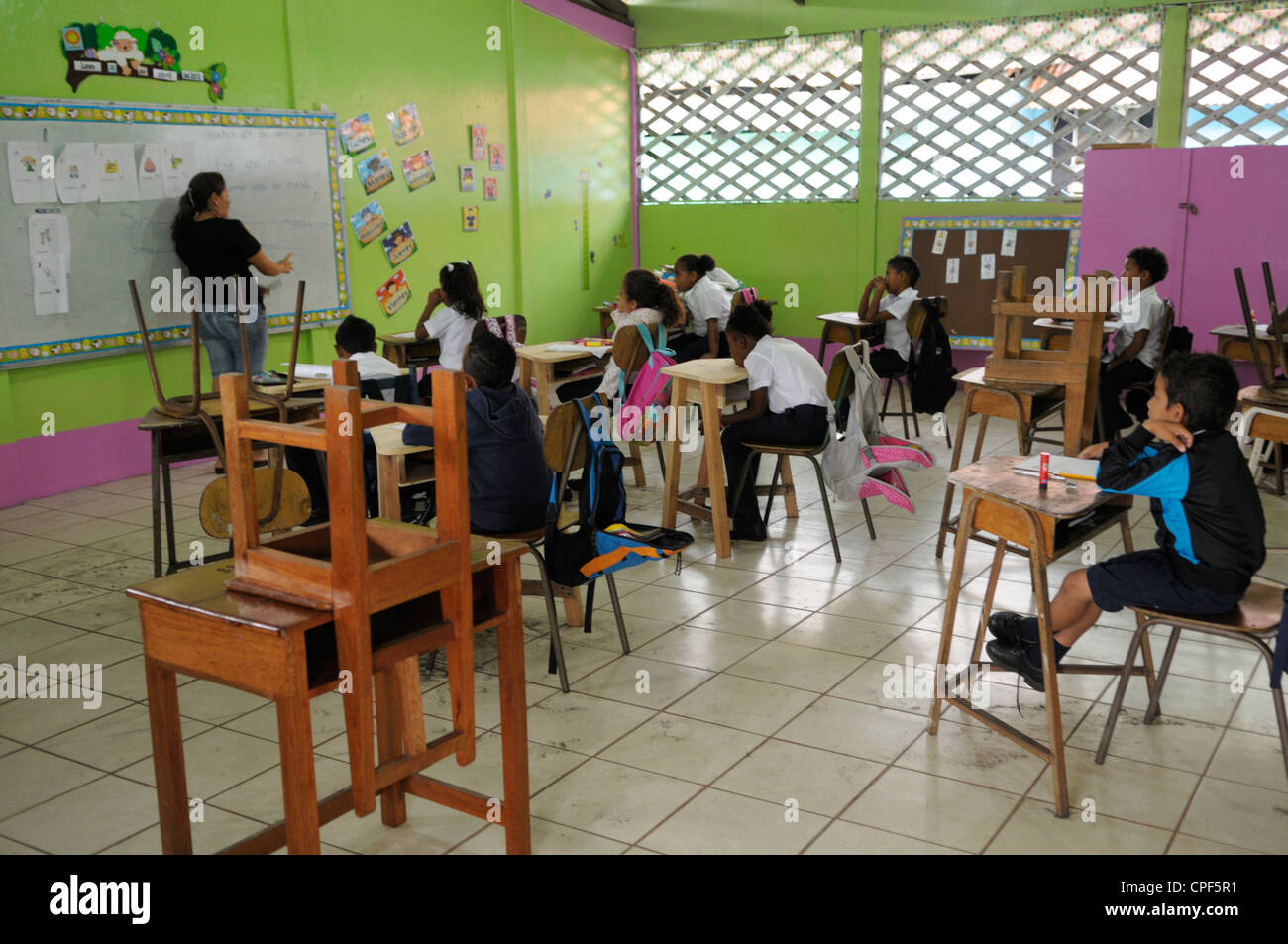 Unterricht der jungen Studenten in einer Schule in Tortuguero, Costa Rica Stockfoto