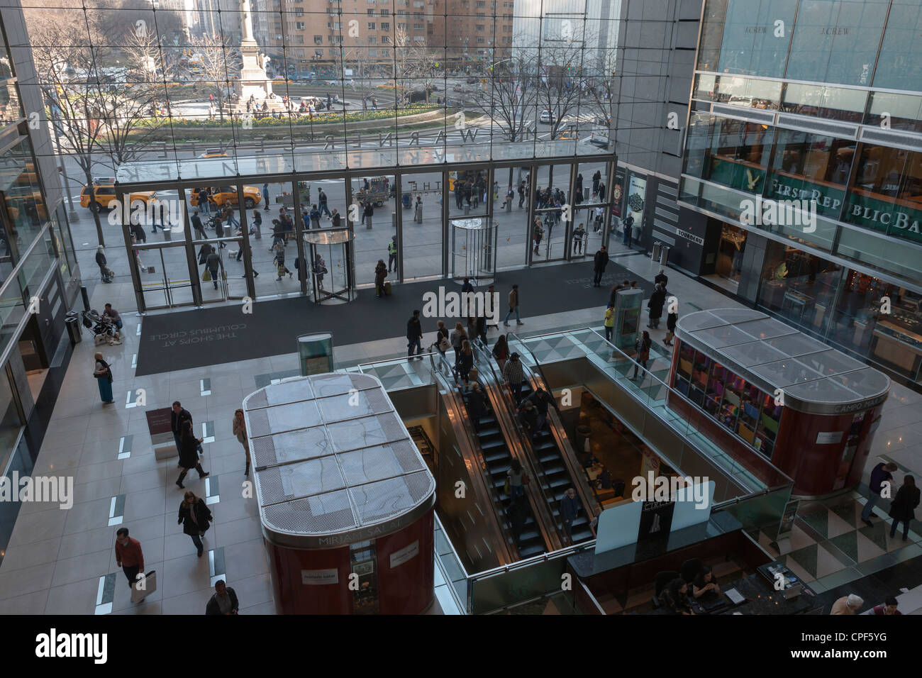 Ein Blick in das Atrium des die von Time Warner Center, mit Columbus Circle in New York City im Hintergrund. Stockfoto