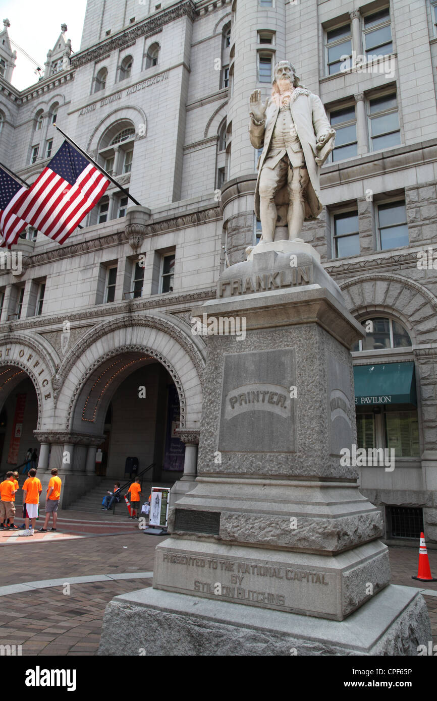 Statue von Benjamin Franklin außerhalb der Old Post Office und Uhrturm am Nancy Hanks Center in Washington, D.C. Stockfoto