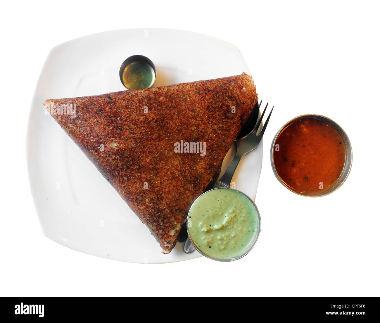 Masala Dosa - beliebtes südindische Frühstück serviert mit Chutney, Sambar und Ghee. Isoliert auf weiß und mit Schnittmaske. Stockfoto