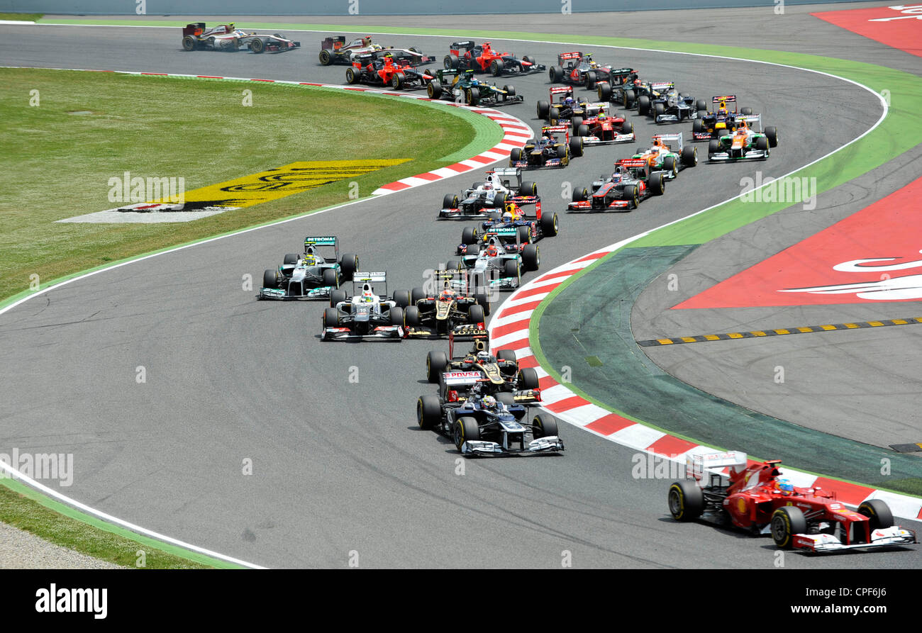 Rennwagen Geschwindigkeit durch die erste Kurve nach dem Start der Formel 1 Grand Prix von Spanien 2012 Stockfoto
