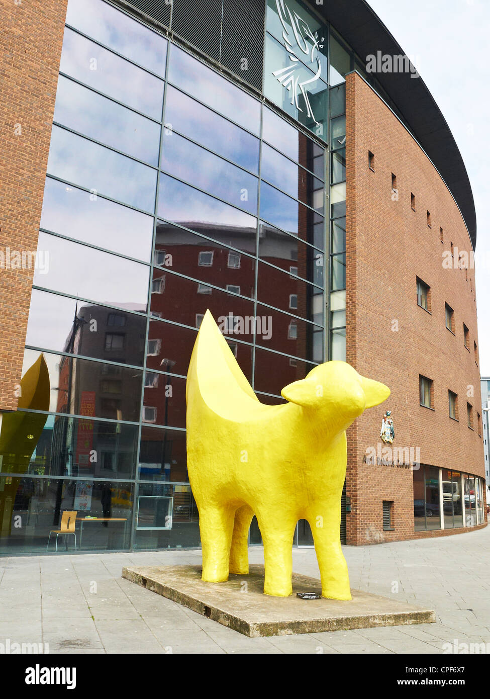 Die original Super-Lamm-Banane vor Avril Robarts Zentrum, Teil der Liverpool John Moores University, Liverpool UK Stockfoto