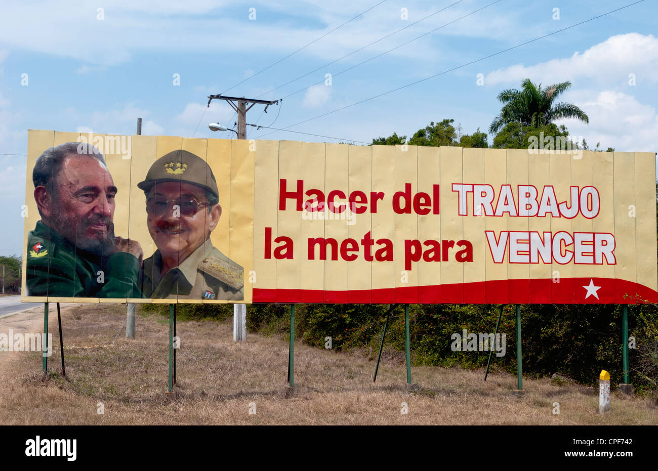 Santiago Kuba Billboard von Fidel Castro und Raul Castro Revolution sagen "Arbeit ist der Weg zu überwinden" Stockfoto