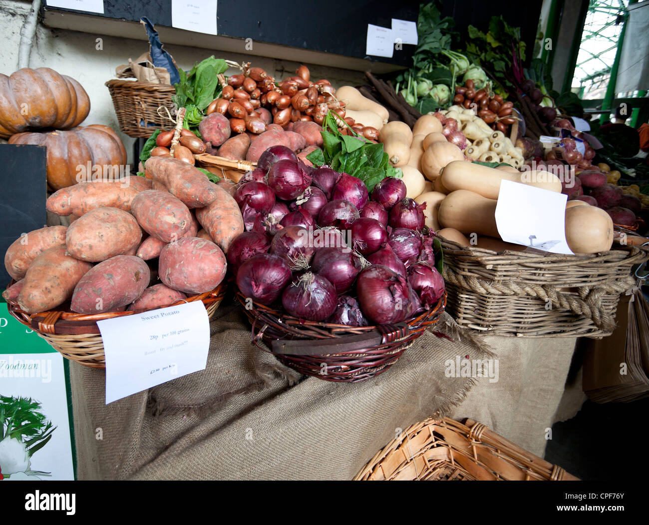 Vielzahl von Bio-Gemüse in einem Stall, London, England, UK Stockfoto