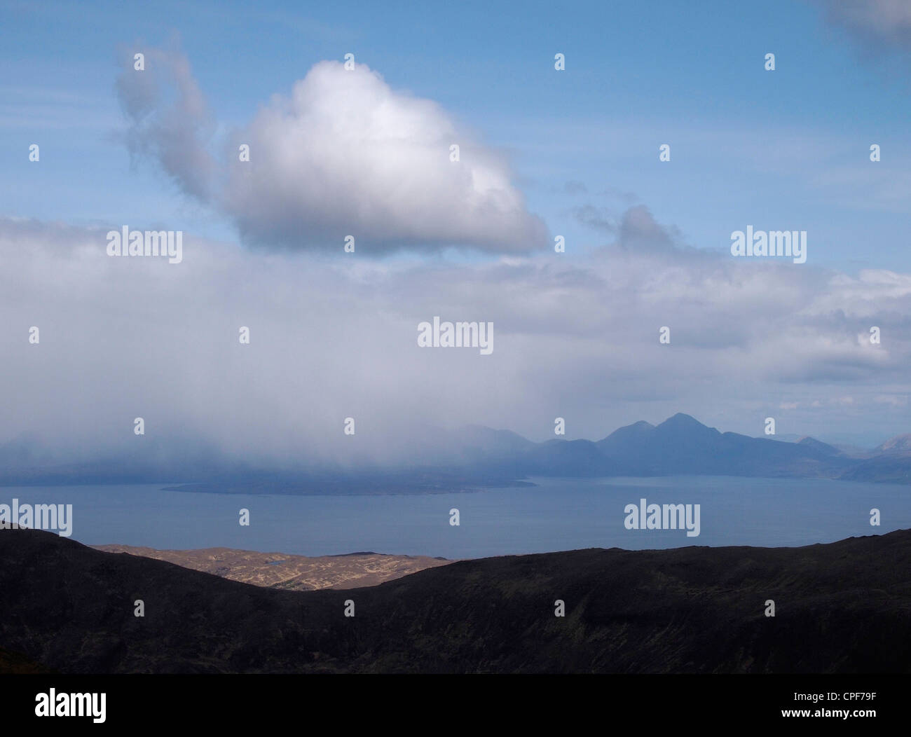 Schneegestöber über Skye aus Trallaval, Rum, Schottland Stockfoto