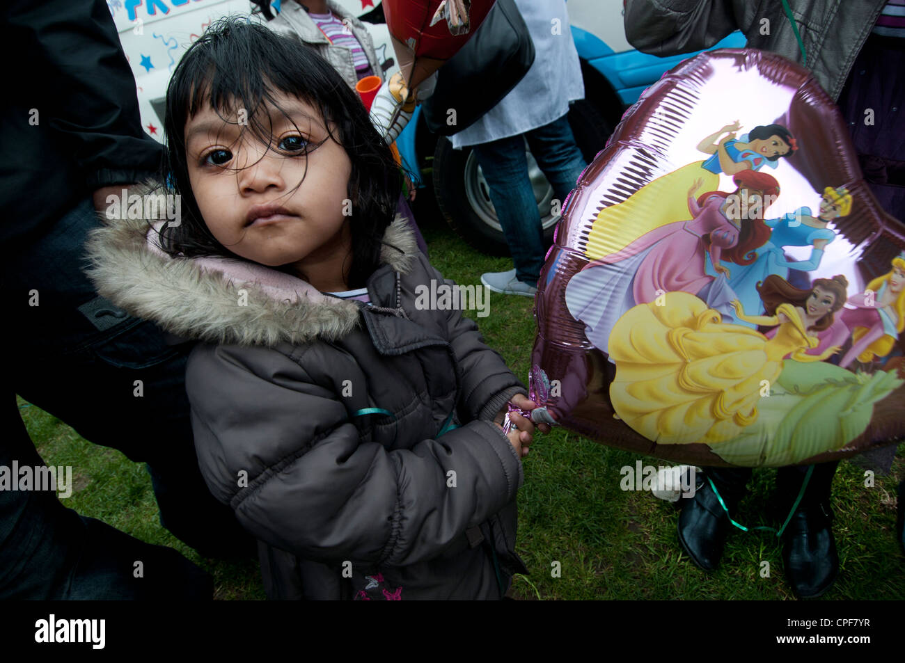 Boishakhi Mela, für Bangladesch Neujahr. Junges Mädchen mit Cinderella-Helium-Ballon Stockfoto