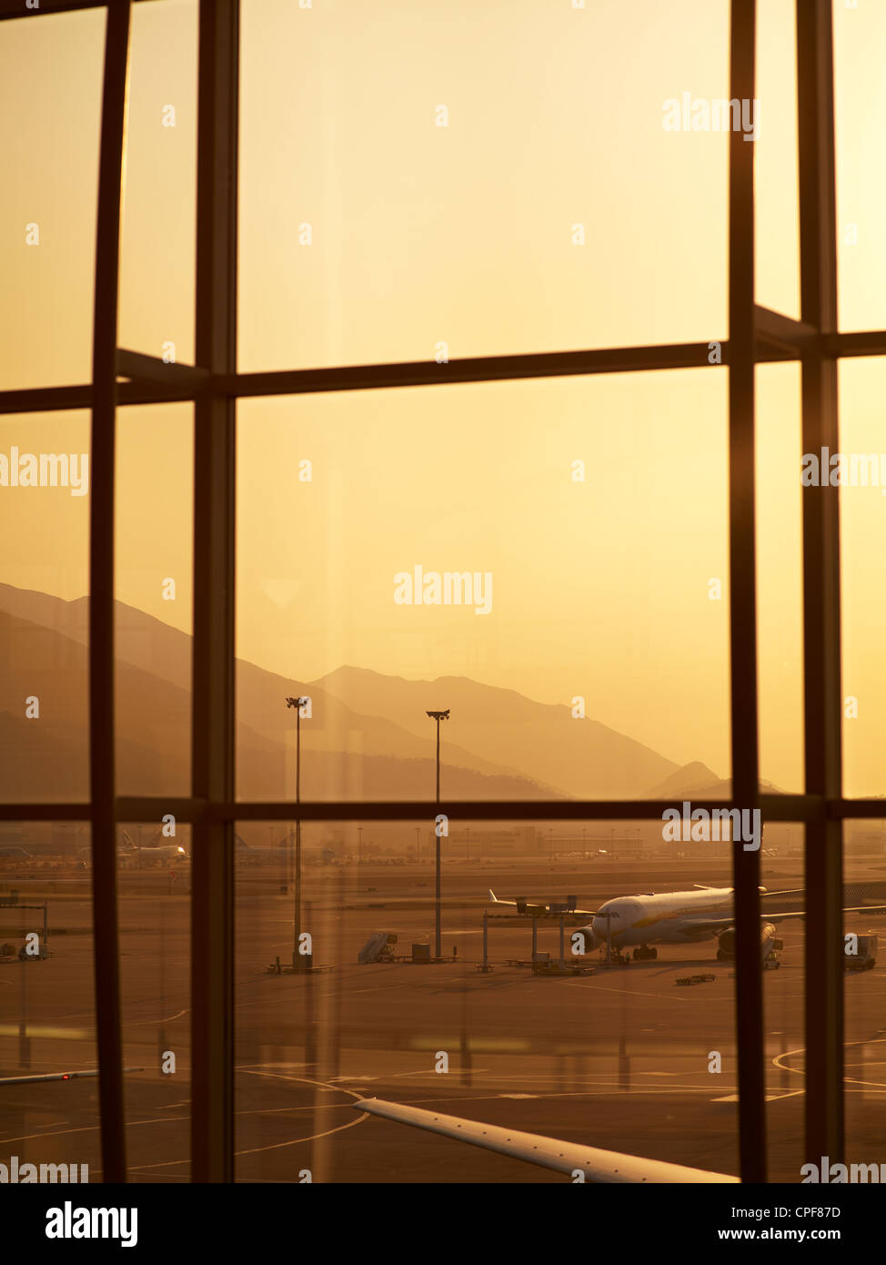 Ein Sonnenuntergang Blick auf Flugzeuge am Hong Kong International Airport an Silvester. 31. Dezember 2010. Stockfoto