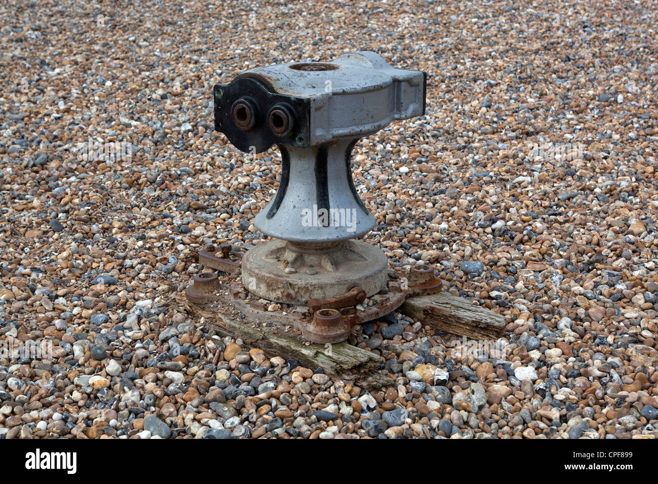 Nicht verwendete oder gewundenen Altgeräte auf Kies Strand Stockfoto