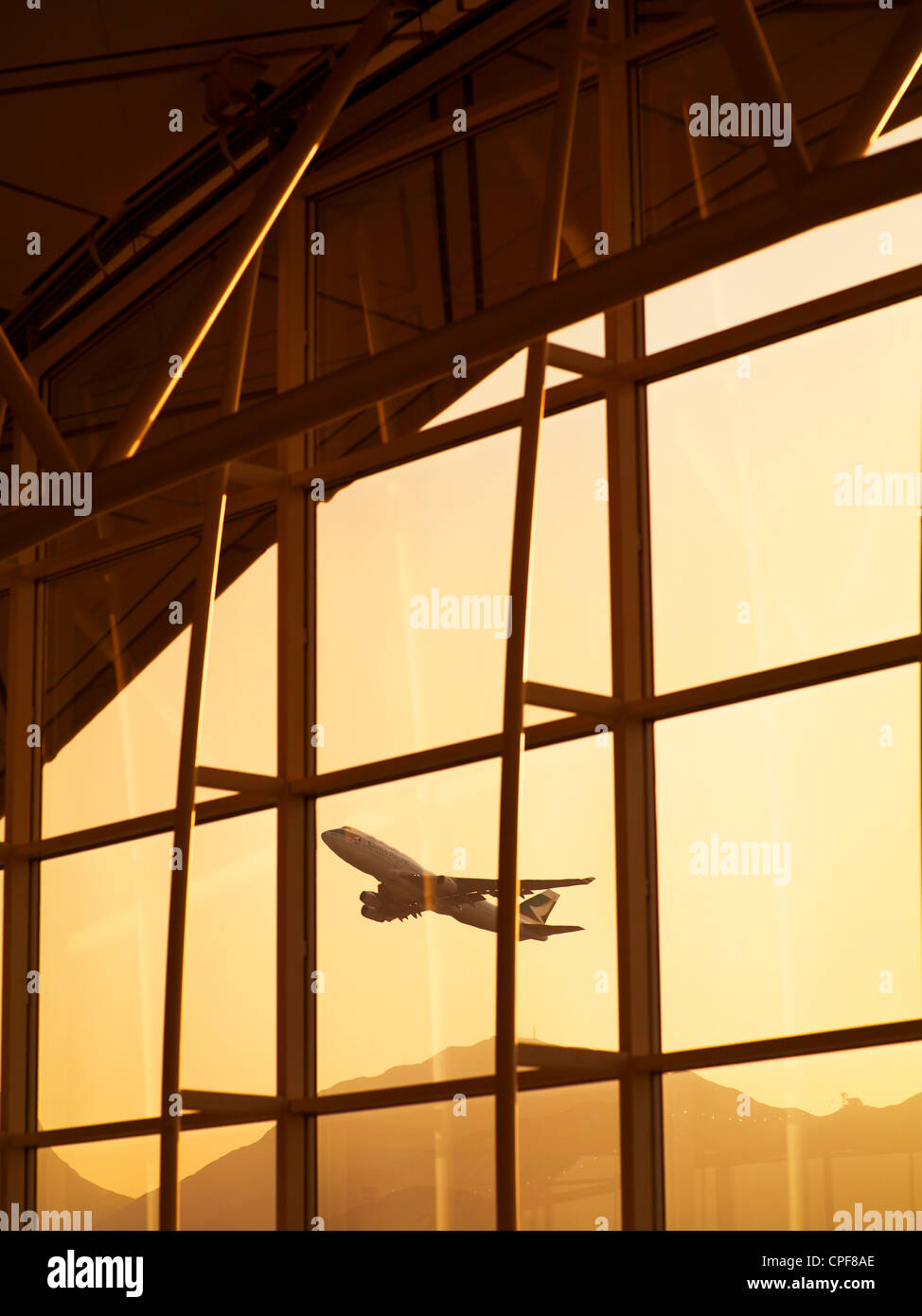 Ein Sonnenuntergang Blick auf Flugzeuge am Hong Kong International Airport an Silvester. 31. Dezember 2010. Stockfoto