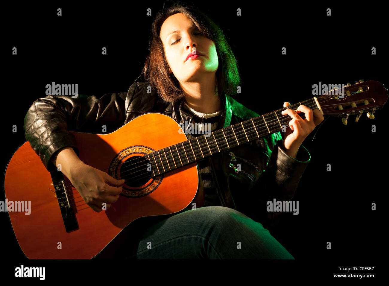 Frau spielt klassischen Gitarre in einem Konzert Stockfoto