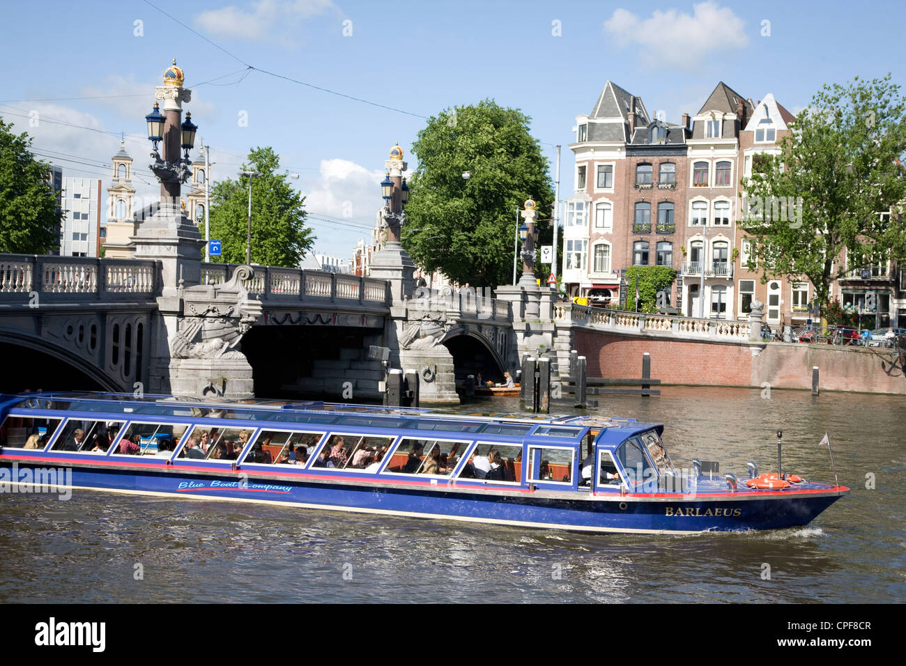 Niederlande. Amsterdam. Touristenboot am Fluss Amstel. Stockfoto