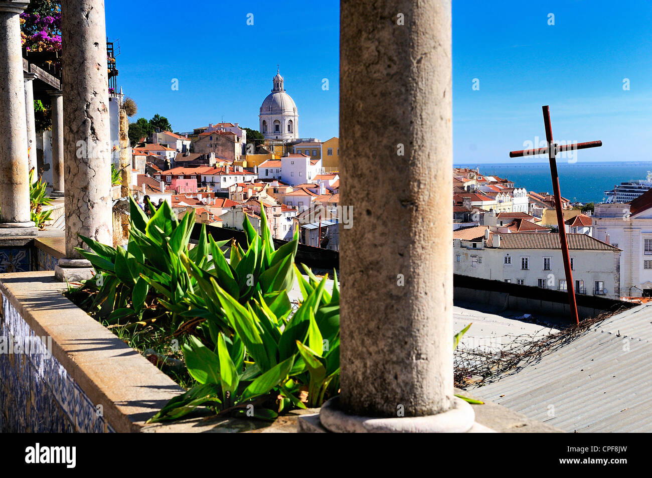 Panorama von einem alten traditionellen Nachbarschaft in Lissabon Stockfoto
