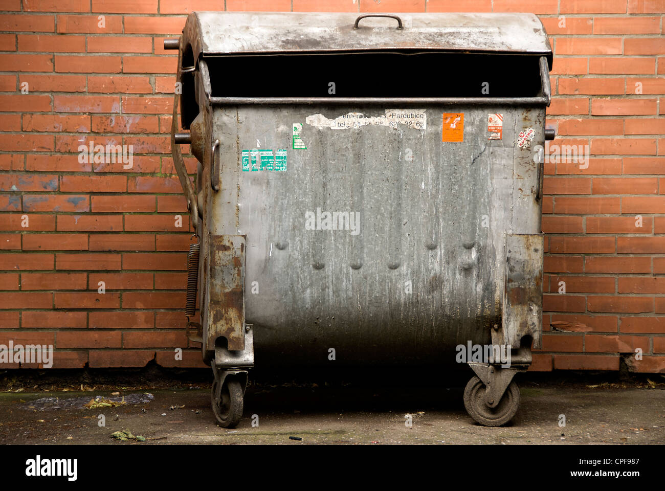 Müllcontainer gegen eine Wand. Stockfoto