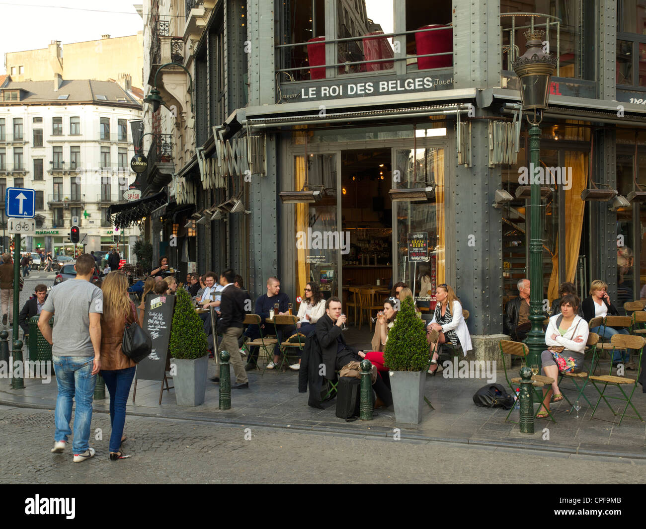 Cafe Le Roi des Belges in Brüssel, Belgien, mit Menschen, die draußen sitzen Stockfoto